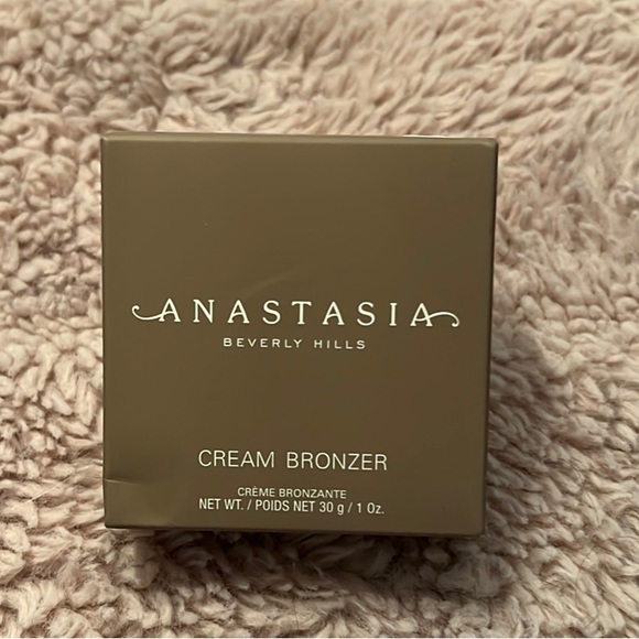 Anastasia Beverly Hills  Bronzer - Picture 4 of 7